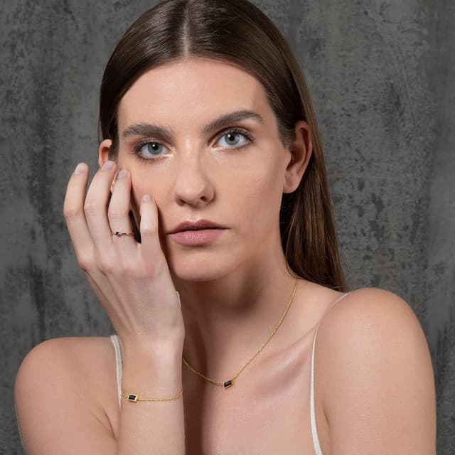 Detalle 2 de Bracelet Namana plaqué or jaune 18ct avec zircon bleu en taille baguette (réglable)