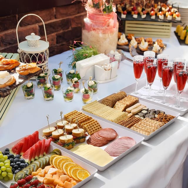 Detalle 2 de 4-Pack BPA-Free Plastic Serving Trays (16" x 11") Large White Stackable Platters