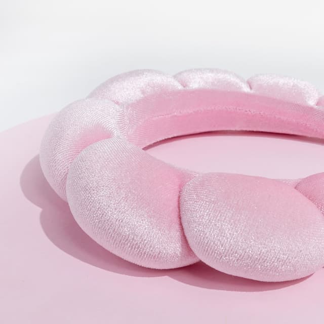 Detalle de Brushworks Pink Cloud Headband: fascia leggera e confortevole per il look beauty