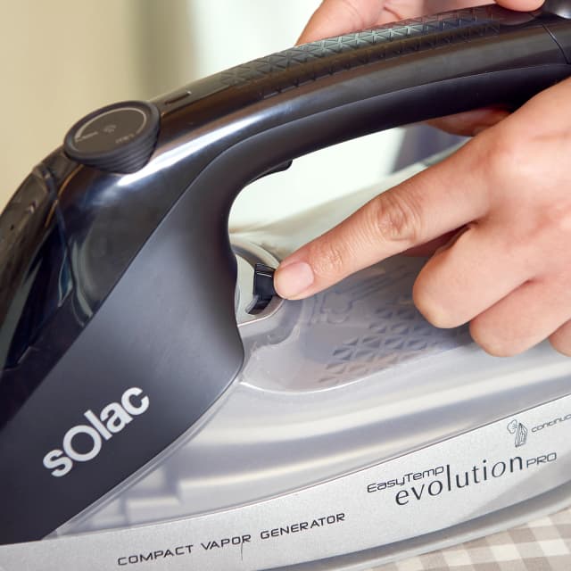 Detalle 2 de Solac Easy Temp Evolution Pro – Centro de Planchado Compacto