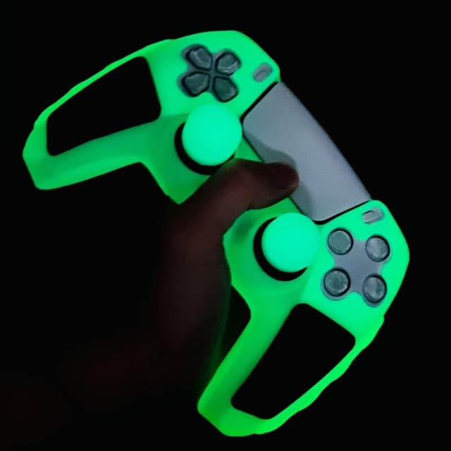Detalle 2 de HLRAO Glow in the Dark PS5 controller skin with thumb grips (green) – anti-slip silicone cover kit