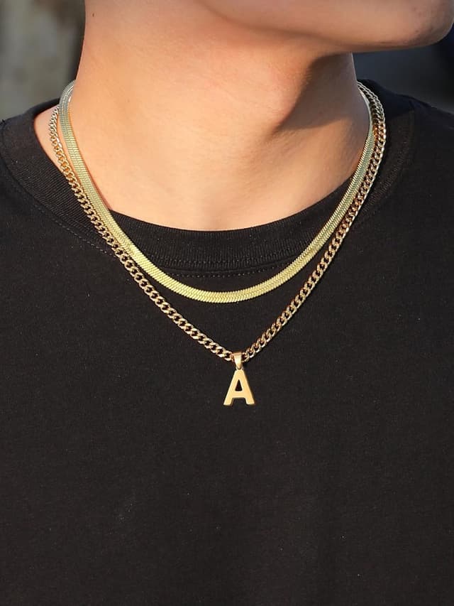 Detalle de Esmoly collana uomo a strati in acciaio 316L con catena cubana e spiga, lettere A–Z (argento/oro/nero)