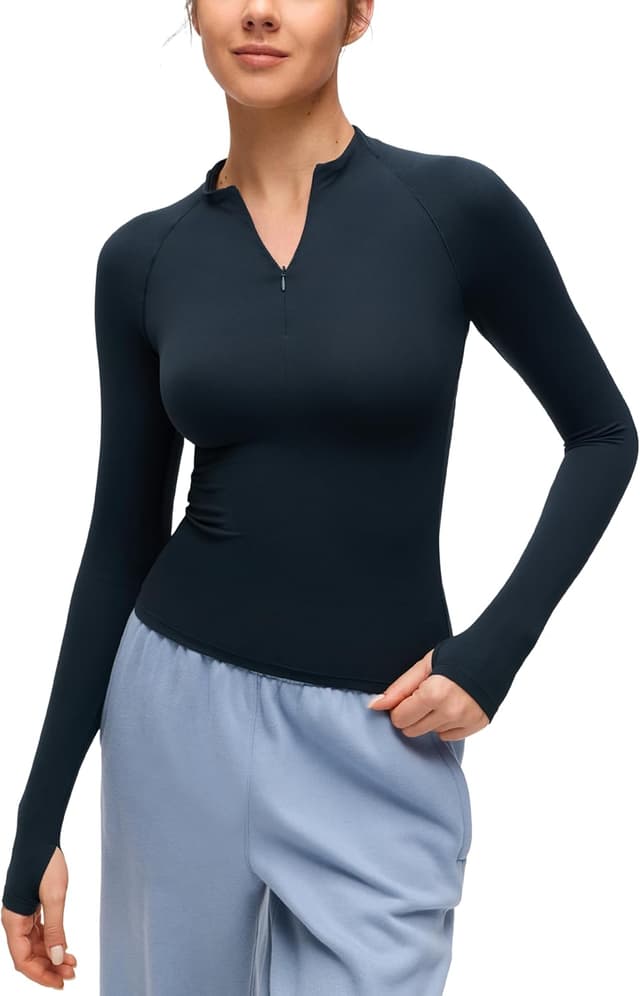 Detalle de CRZ YOGA Softembrace quarter-zip long sleeve top with thumb holes