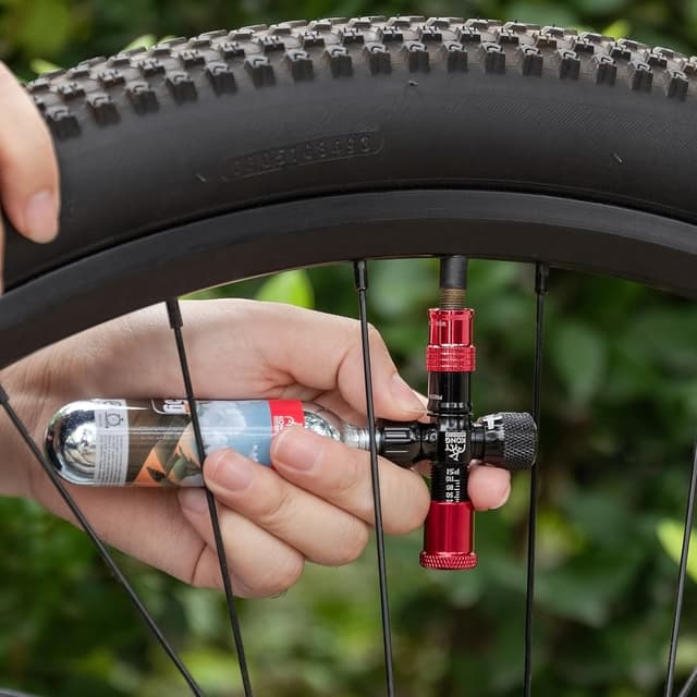 Detalle de KONG MING CAR CO2 cartridges with thread (16g/25g) for bike tyre inflators