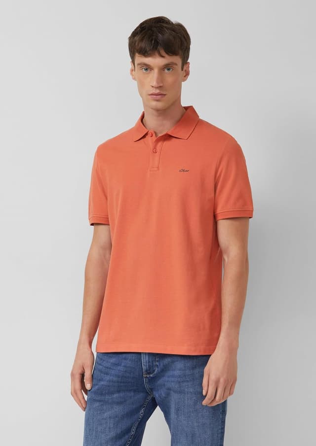 Detalle de s.Oliver Poloshirt mit kleinem Label-Print – klassisches Polo für Alltag und Büro