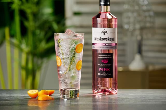 Detalle 2 de Moskovskaya Pink Vodka 70cl, 38%, Sabor frambuesa y lima 🍸