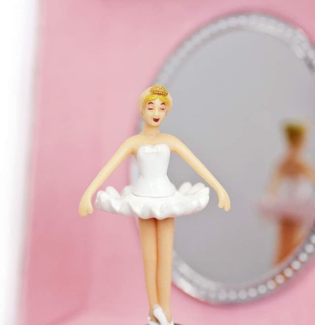 Detalle de Trousselier Cube Music Box Ballerina Slippers Pink – statuetta con carillon e rotazione su melodia