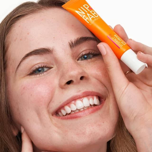 Detalle 2 de Nip+Fab Vitamin C Fix Crema Occhi 10% (5% Vitamina C) illuminante e levigante da 15 ml