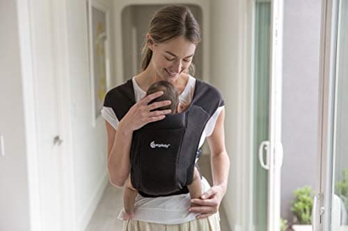 Detalle 2 de Ergobaby Embrace - Mochila Portabebé Negra 🖤