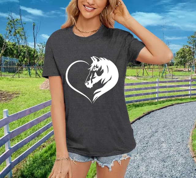 Detalle de Qskall Horses T-Shirt for Horseback Riding Lovers – Soft, Relaxed Horse Illustration Tee