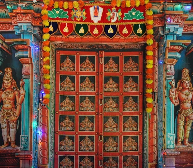 Detalle 2 de CORFOTO 7x5ft colourful India Tanjore temple door backdrop fabric for Indian-themed parties