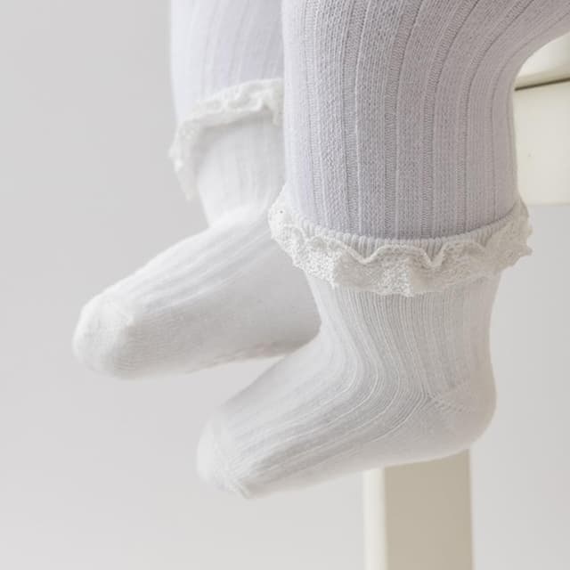 Detalle de DRESHOW infant ruffle lace non-slip ankle socks (combed cotton-blend) for newborns to toddlers