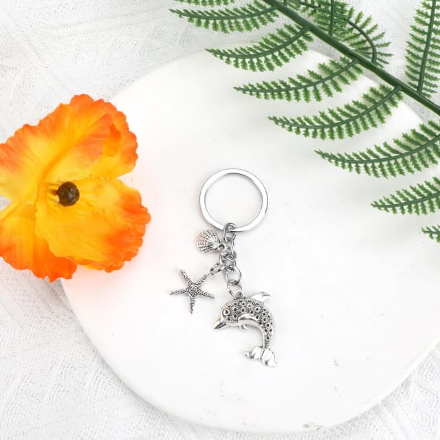 Detalle 1 de OBEISN Moderner Schlüsselanhänger aus Edelstahl mit Muschel-, Schildkröte- und Krake-Anhänger