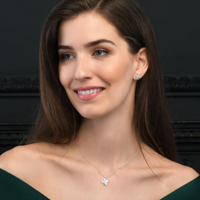 Detalle 2 de Collana Diamond Treats Quadrifoglio in Argento 925 con ciondolo portafortuna e zirconi