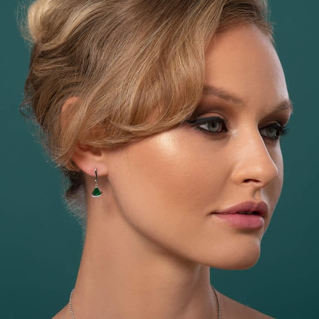 Detalle 2 de Boucles d’oreilles pendantes Namana en triangle avec zircons colorés (rouge, bleu, vert) et zircons blancs