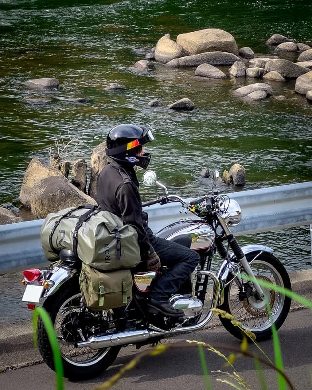 Detalle 2 de BORLENI Borsa da moto impermeabile 30L con chiusura rolltop e sistema MOLLE