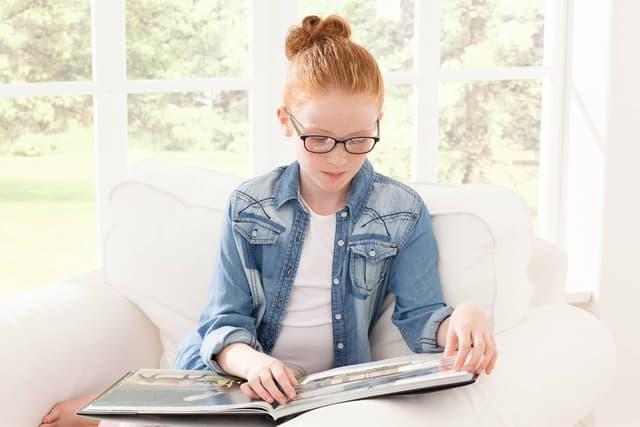 Detalle 2 de Eschenbach Optik Lesestab mit 1,8X Vergrößerung und roter Führungslinie