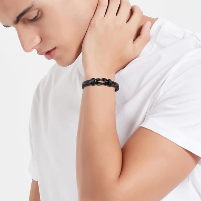 Detalle de Leather bracelet with magnetic clasp 9.5in