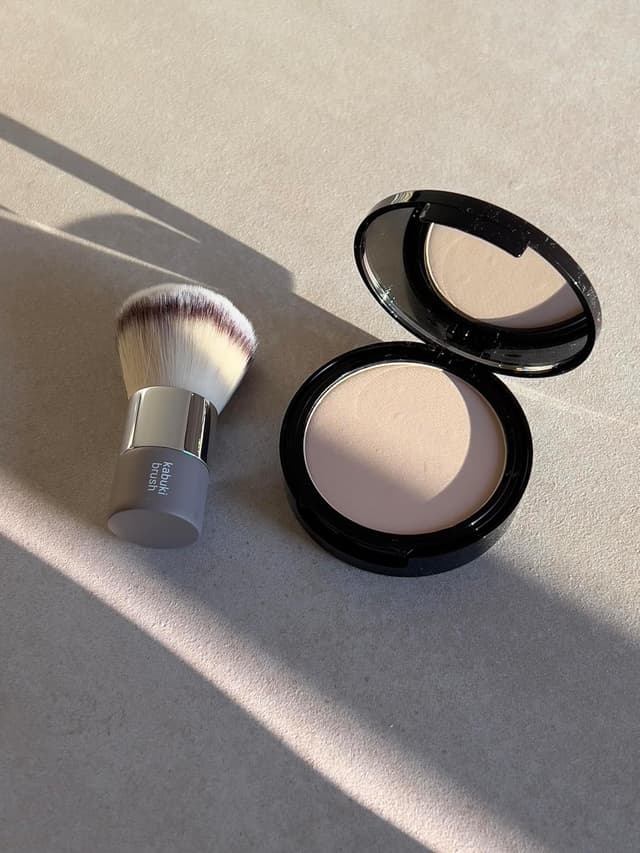 Detalle 2 de Sandstone Scandinavia Kabuki-Pinsel – professioneller Make-up-Pinsel für Puder & Foundation