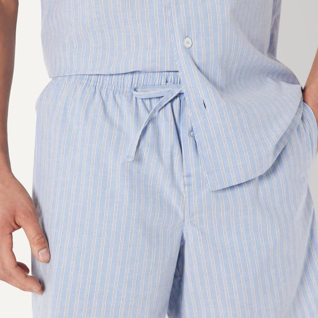 Detalle 2 de Amazon Essentials Herren-Schlafanzug-Set aus Baumwoll-Popeline mit Kurzarmhemd und Shorts