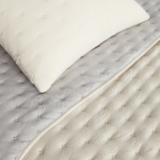 Detalle de Basics El Corte Inglés Edredón reversible Ona Basics con funda de cojín