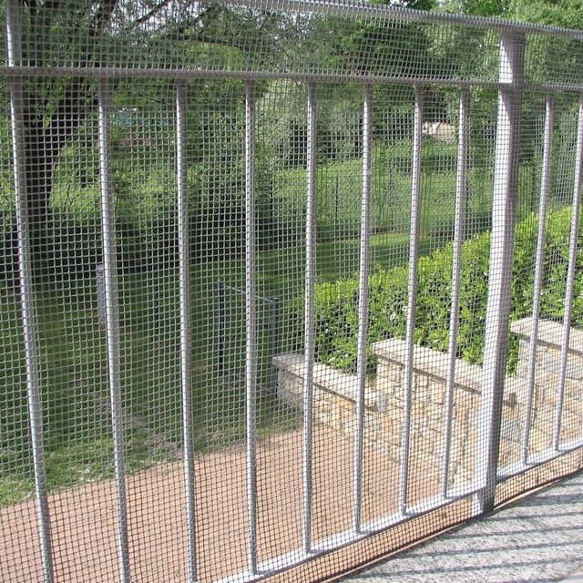 Detalle 1 de TENAX Quadra 10 Rete protettiva in HDPE argento 0,50 x 30 m con trattamento anti-UV