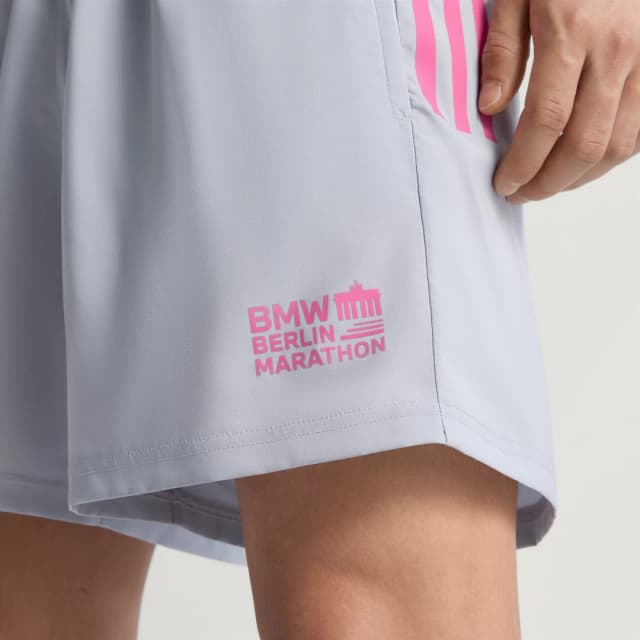 Detalle de Pantalón corto BMW Berlin-Marathon 2025 de Adidas (gris)