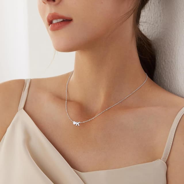 Detalle 2 de LOLIAS Herz-Buchstaben Halskette Damen aus Edelstahl (Silber) mit Initialen & kleinem Herz-Anhänger