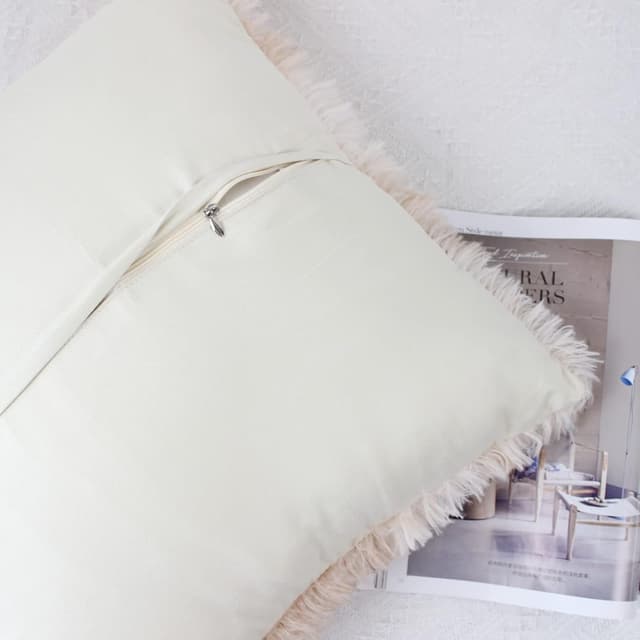 Detalle 2 de OYIMUA Fluffy Cushion Covers (Faux Fur) 40cm x 40cm Beige – Set of 2