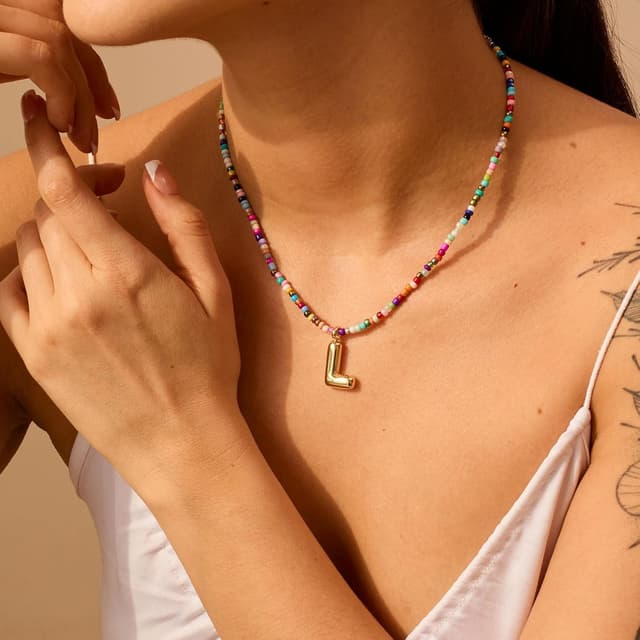 Detalle 2 de HANLI initial necklace with 15.0 in chain