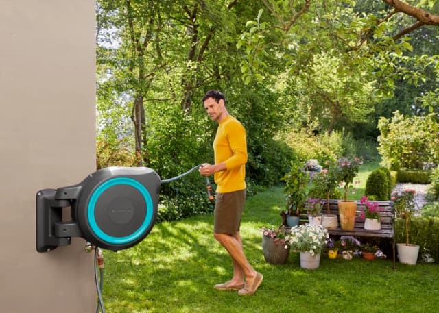 Detalle 2 de GARDENA Wandschlauchbox 25 RollUp M/L (25 m) – für Bewässerung per Wandmontage