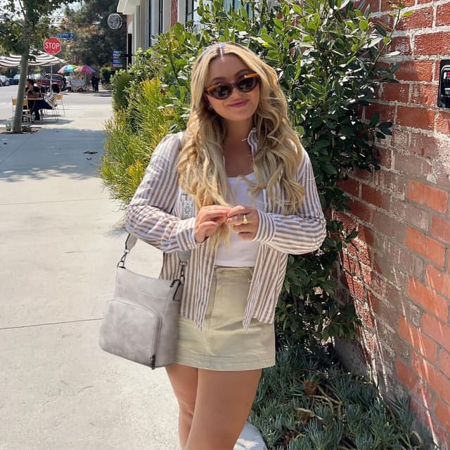 Detalle de Roulens crossbody bag for women with front zip wallet pocket and adjustable guitar-strap (vegan leather)