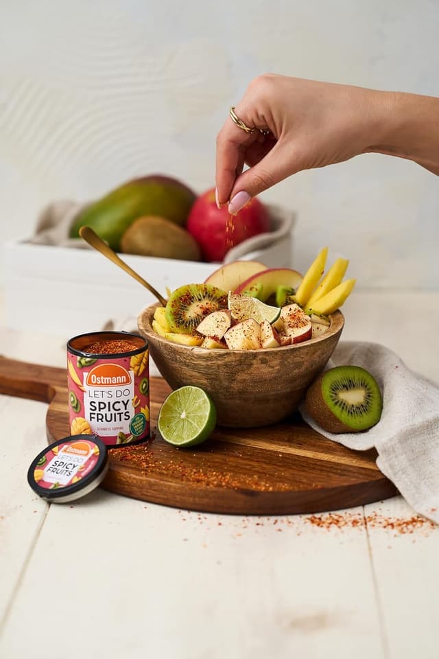 Detalle 2 de Ostmann Gewürze „Let’s Do Spicy Fruits“ – Würzmischung für scharfes Obst-Topping mit Chili & Pfeffer, 70 g