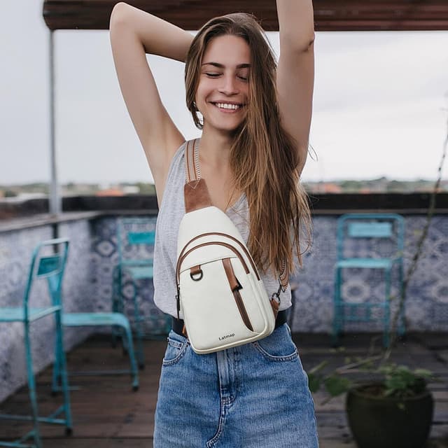 Detalle de LATMAP Women’s 7L Sling Bag (Crossbody / Chest Bag) in Faux Leather-Style, Beige