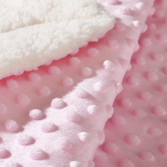 Detalle de CREVENT Gemütlicher Fleece-Überwurf mit Sherpa-Rückseite (Babydecke) – 75 x 100 cm, rosa Punkte