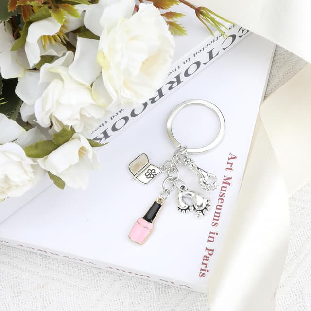 Detalle 2 de Tranbath Schlüsselanhänger mit Fuß- und Nagellack-Design – kreatives Freundschafts- oder Geburtstagsgeschenk