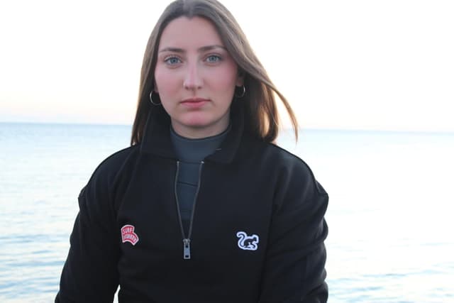 Detalle de Surf Monkey Sweat 1/4 zip en coton biologique et polyester recyclé – Col type polo