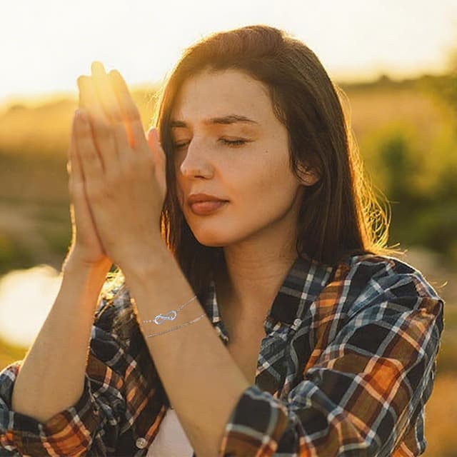 Detalle de J.MUEN Unendlichkeit Armband Damen aus 925 Sterling Silber – Infinity-Symbol mit Zirkonia, verstellbar