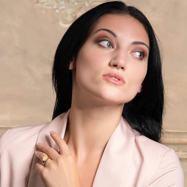 Detalle de Anello regolabile Namana con sigillo rotondo classico e finitura spazzolata (ottone placcato oro 14 carati)