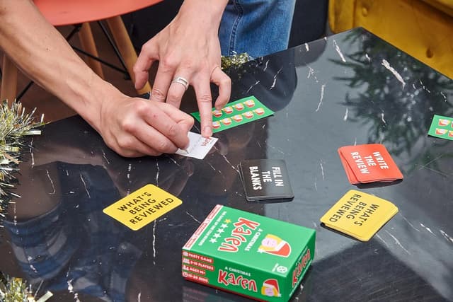 Detalle de Format Games Christmas Karen bluffing party board game (ages 14+, 3–10 players)