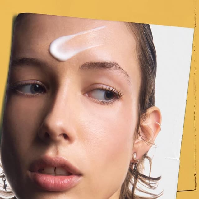 Detalle 1 de Kiehl’s Powerful-Strength Vitamin C Eye Serum (10% Pure Vitamin C) with Hyaluronic Acid & Tri-Peptide, 15ml