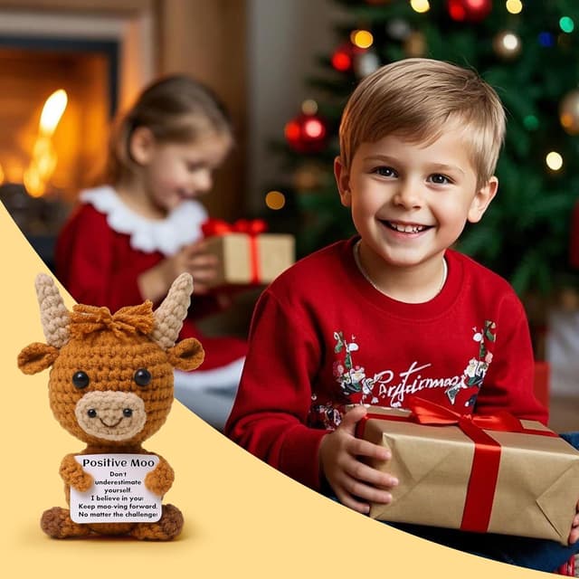Detalle 2 de OkiyiD Highland Cow Plush Toy with Positivity Card – Hand-Crocheted Mini Gift for Women, Friends & Students