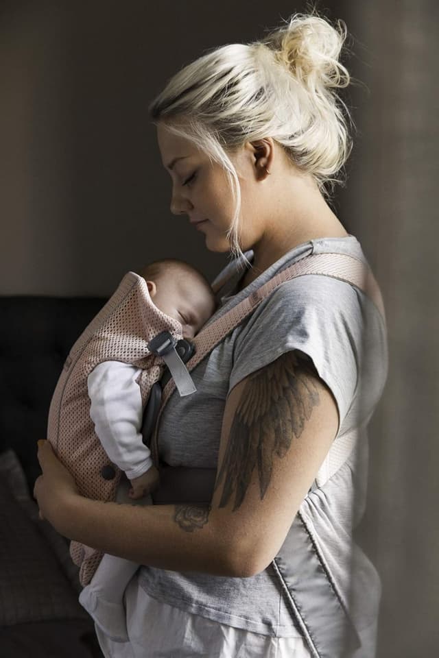 Detalle 2 de BabyBjörn Marsupio Mini Mesh 3D Rosa perlato