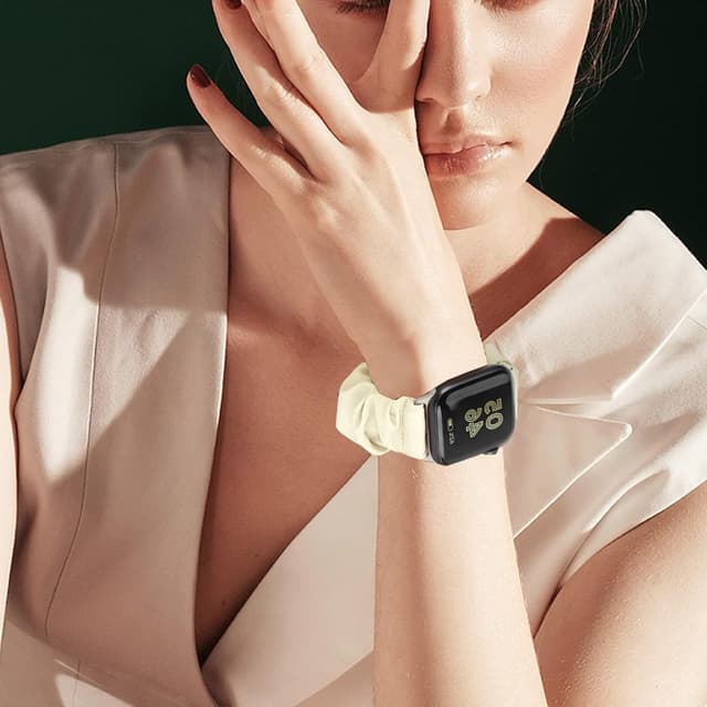 Detalle de Scrunchie watch bands for women for Apple Watch (38/40/41/42/44/45mm) — soft elastic stretchy replacement straps