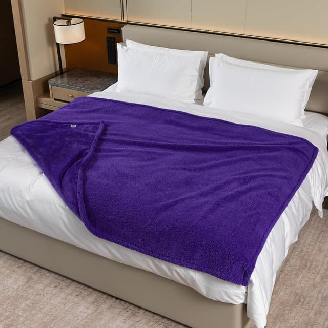 Detalle 2 de Maidewow Waterproof Dog Blanket in Purple – reversible leakproof pet throw for couch, bed and travel (XL)