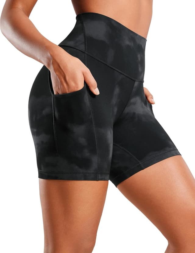 Detalle de CRZ YOGA Femme Butterluxe Short de motard 13 cm taille haute fleurs tie-dye noires, poches latérales (taille 42)