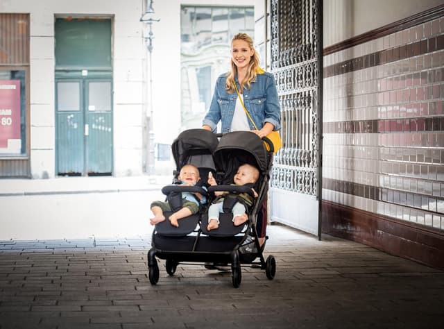 Detalle 2 de hauck Passeggino Doppio Swift X Duo: gemellare leggero e pieghevole a una mano, reclinabile dalla nascita