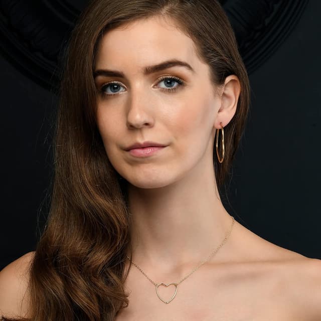 Detalle de Grandes boucles d’oreilles créoles Zavana en acier inoxydable plaqué or, forme cœur