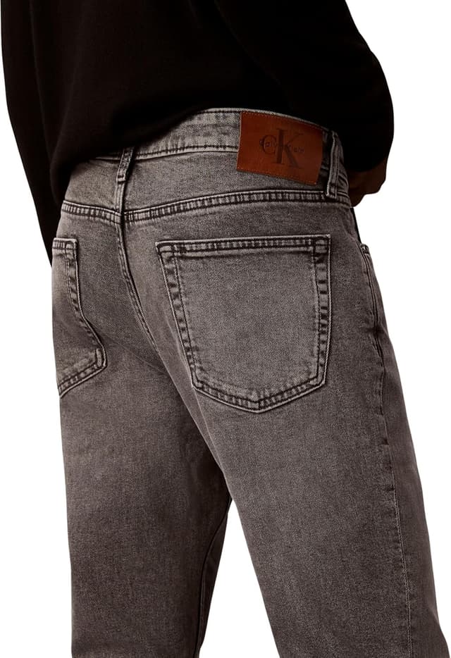 Detalle de Calvin Klein men’s slim Pewter Rock Jean (LV04RD705G)