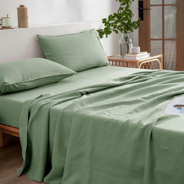Detalle de EVERLY Queen Linen Sheets Set (4-Piece) in Sage Green — 100% French Stonewash Pure Linen